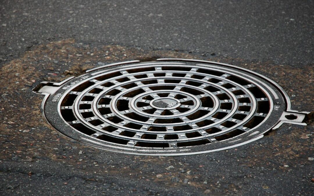 Tombino che trabocca e cattivi odori in cortile: cause più frequenti e interventi possibili